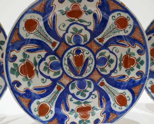 ANTIQUE POTTERY 18THC THREE POLYCHROME DUTCH DELFT PLATES DECORATED WITH FLOWER DESIGN DUTCH C176080 - ADDITIONAL PHOTO 1