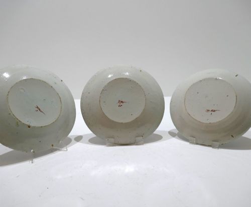 ANTIQUE POTTERY 18THC THREE POLYCHROME DUTCH DELFT PLATES DECORATED WITH FLOWER DESIGN DUTCH C176080 - ADDITIONAL PHOTO 2