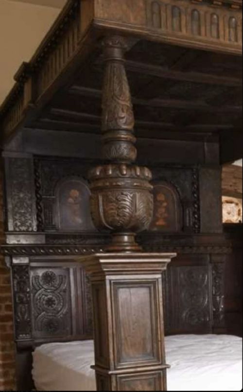 ANTIQUE FOUR POSTER BED DOUBLE SIZE THAT CAN FIT A 5 FOOT MATTRESS OAK CIRCA 1690 - ADDITIONAL PHOTO 1