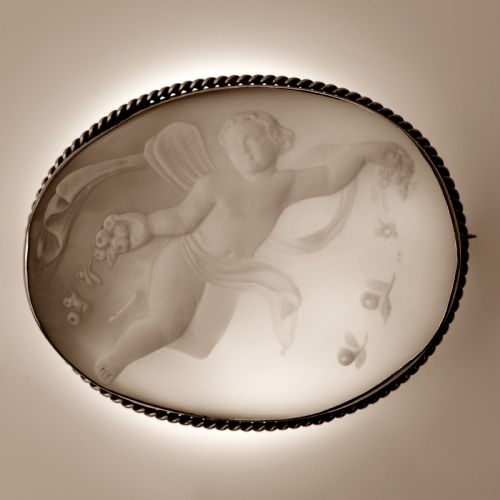 RARE UNUSUAL VICTORIAN CAMEO FLYING WINGED FAIRY SCATTERING ROSES - ADDITIONAL PHOTO 1