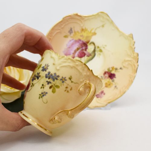 FINE ROYAL WORCESTER EMPRESS SHAPE CUP AND SAUCER BLUSH IVORY HANDPAINTED FLOWER 1899 - ADDITIONAL PHOTO 5