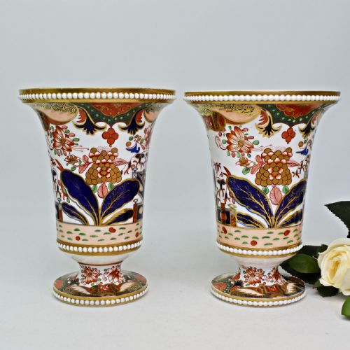 PAIR OF REGENCY SPODE IMARI JAPAN PATTERN 967 BONE CHINA URN VASES C1810 - ADDITIONAL PHOTO 1