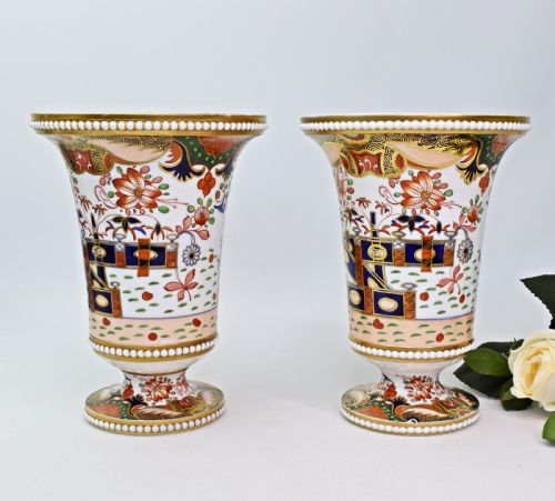 PAIR OF REGENCY SPODE IMARI JAPAN PATTERN 967 BONE CHINA URN VASES C1810 - ADDITIONAL PHOTO 3