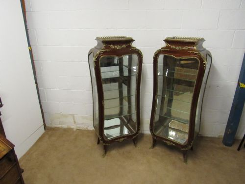 SUPERB PAIR OF ORMOLU MOUNTED 19THC VITRINES - ADDITIONAL PHOTO 1