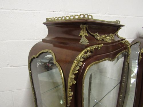SUPERB PAIR OF ORMOLU MOUNTED 19THC VITRINES - ADDITIONAL PHOTO 3