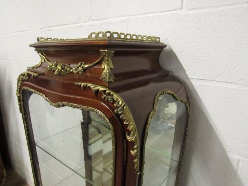 SUPERB PAIR OF ORMOLU MOUNTED 19THC VITRINES - ADDITIONAL PHOTO 10