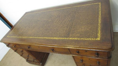 19TH CENTURY OAK PEDESTAL DESK - ADDITIONAL PHOTO 3