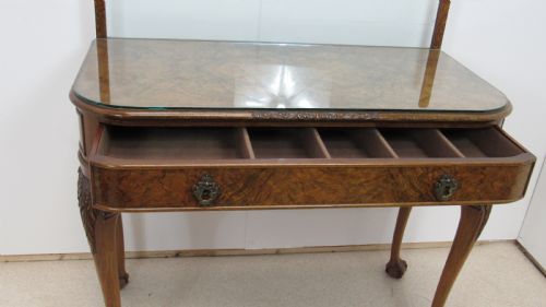 SUPERB WALNUT SIDE TABLE - ADDITIONAL PHOTO 4