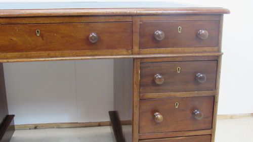 GOOD VICTORIAN MAHOGANY PEDESTAL DESK - ADDITIONAL PHOTO 4