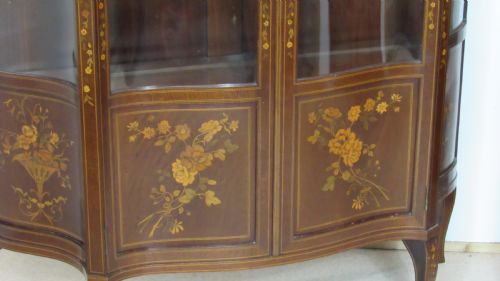 WONDERFUL EDWARDIAN PAIR OF SERPENTINE INLAID DISPLAY CABINETS - ADDITIONAL PHOTO 12