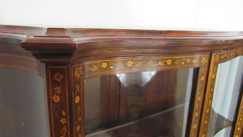 WONDERFUL EDWARDIAN PAIR OF SERPENTINE INLAID DISPLAY CABINETS - ADDITIONAL PHOTO 16