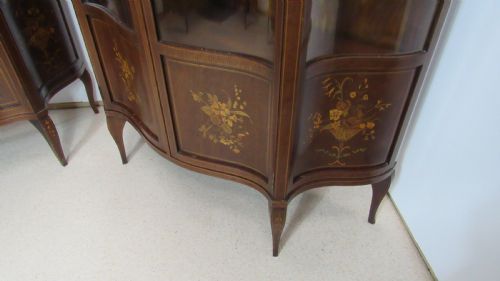 WONDERFUL EDWARDIAN PAIR OF SERPENTINE INLAID DISPLAY CABINETS - ADDITIONAL PHOTO 18