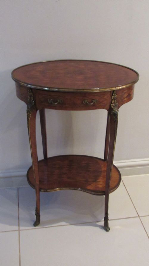 beautiful lamp table - CATEGORY: ANTIQUE FURNITURE - DATED VICTORIAN