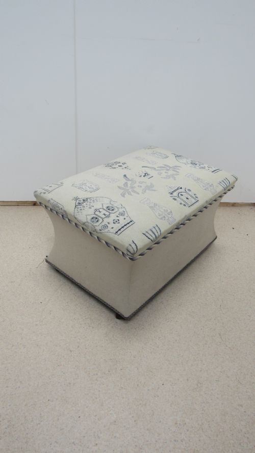 LOVELY UPHOLSTERED OTTOMAN - ADDITIONAL PHOTO 3