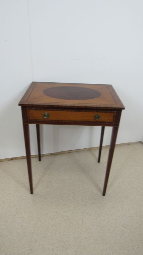 PRETTY 19TH CENTURY SIDE TABLE