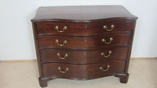 GEORGIAN MAHOGANY SERPENTINE CHEST OF DRAWERS - ADDITIONAL PHOTO 3