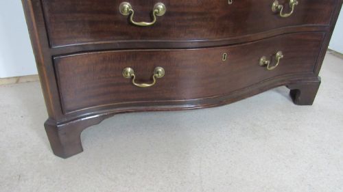 GEORGIAN MAHOGANY SERPENTINE CHEST OF DRAWERS - ADDITIONAL PHOTO 9