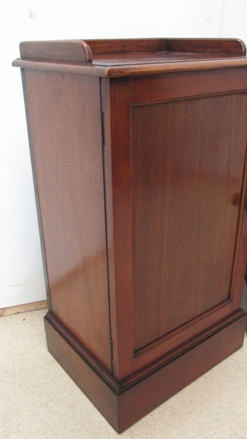 SUPERB PAIR OF MAHOGANY GILLOWS POT CUPBOARDS - ADDITIONAL PHOTO 12