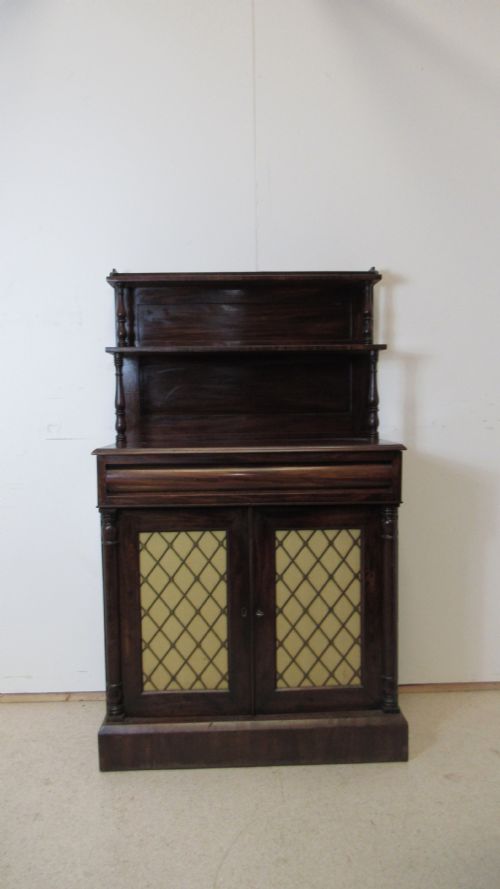 A LOVELY SMALL MAHOGANY SIDE CABINET - ADDITIONAL PHOTO 2