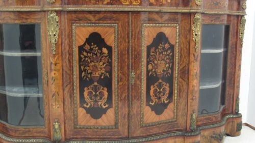 A WONDERFUL SERPENTINE CREDENZA OF EXHIBITION QUALITY - ADDITIONAL PHOTO 1