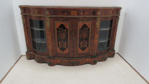 A WONDERFUL SERPENTINE CREDENZA OF EXHIBITION QUALITY - ADDITIONAL PHOTO 2