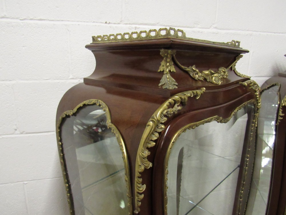 superb pair of ormolu mounted 19thc  vitrines View IV