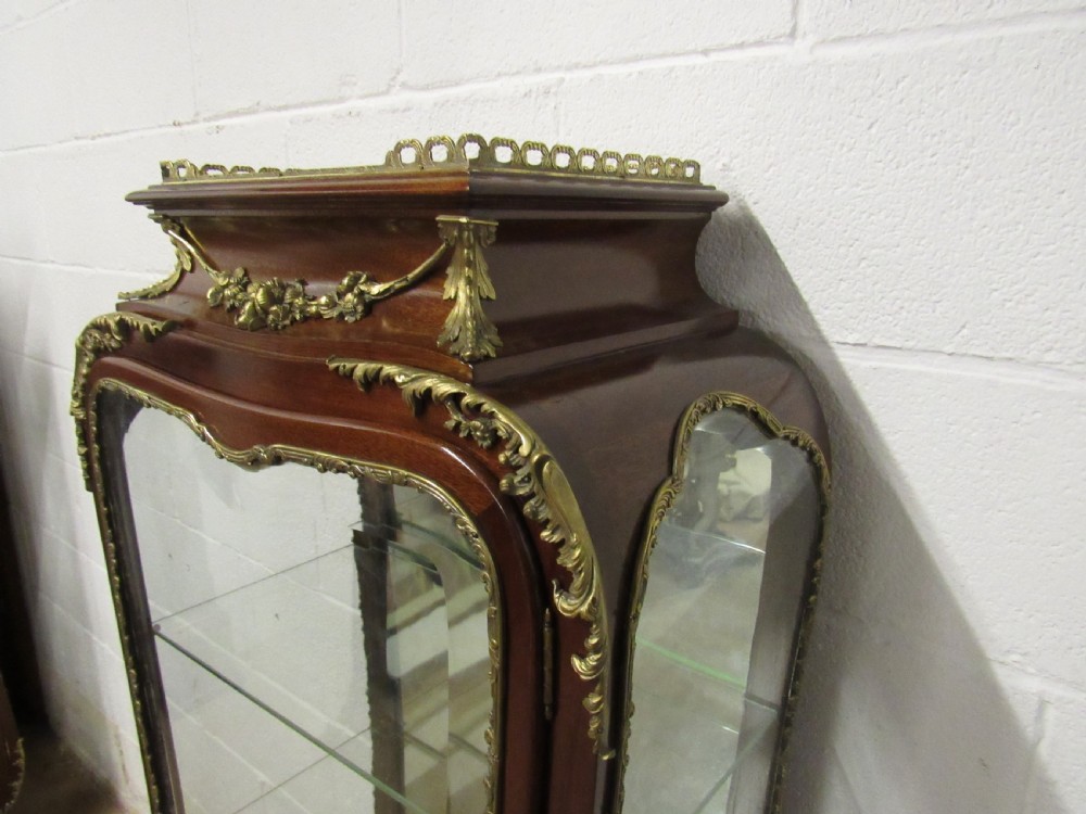 superb pair of ormolu mounted 19thc  vitrines View XI