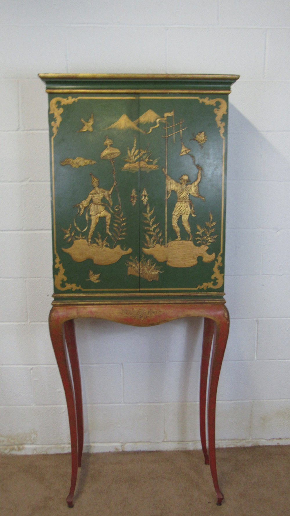 Superb and stylish laquered cocktail cabinet 