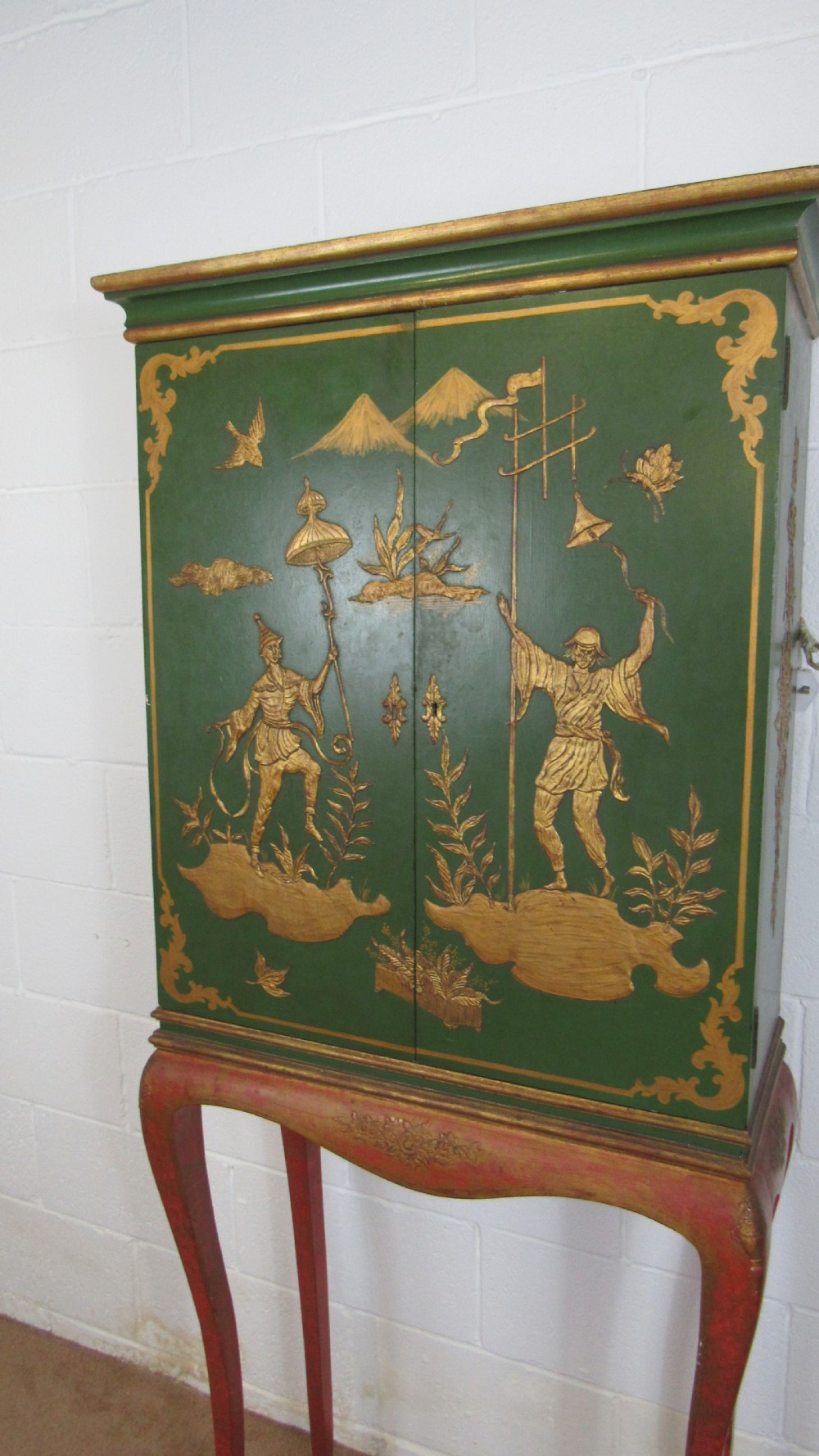 Superb and stylish laquered cocktail cabinet  View VIII