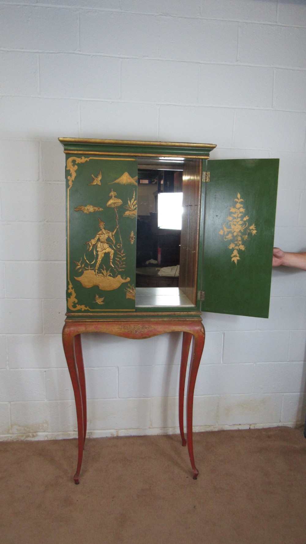 Superb and stylish laquered cocktail cabinet  View X