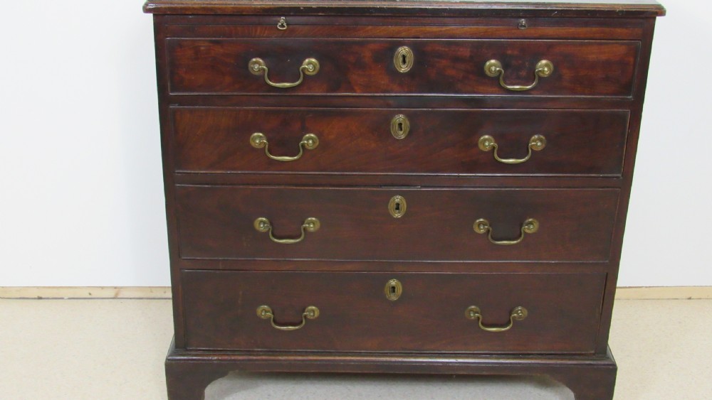 Lovely small georgian chest  View II