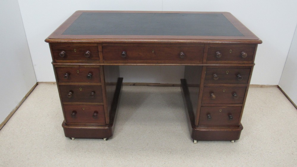 Good victorian mahogany pedestal desk