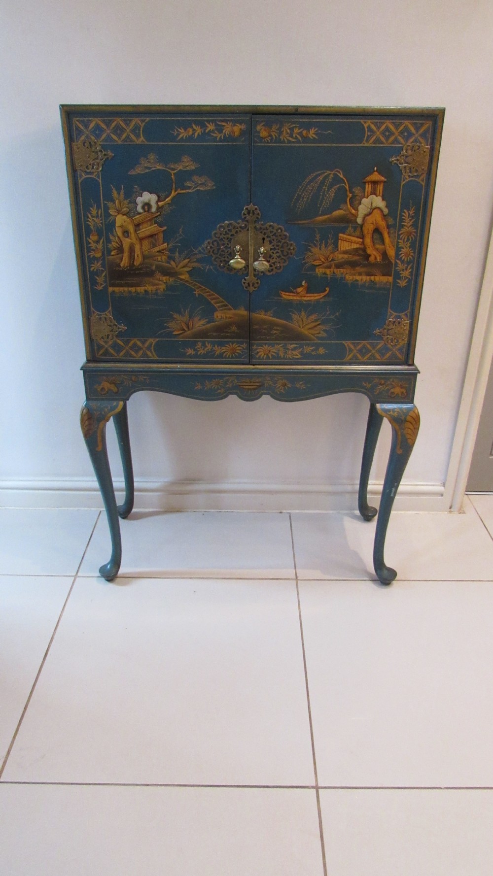 Superb blue Lacquered cocktail cabinet