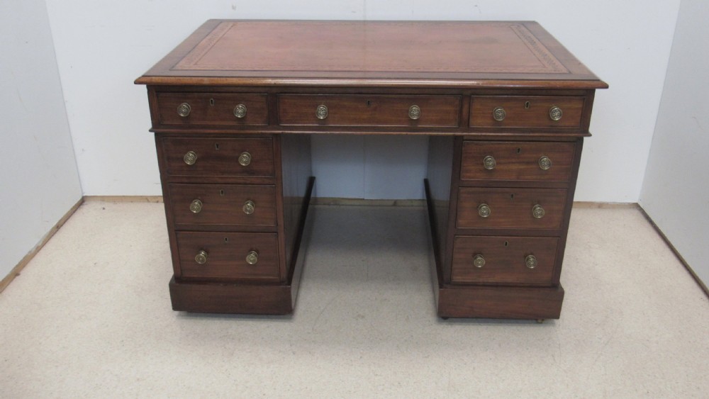 Beautiful Victorian mahogany pedestal desk 