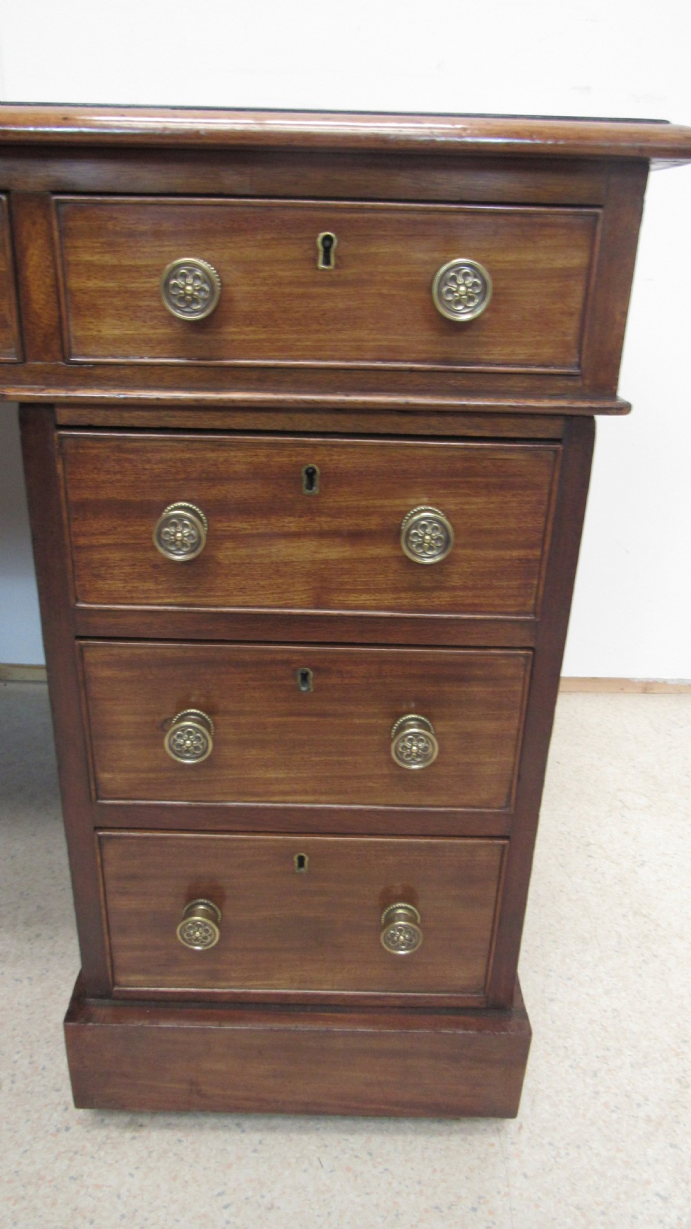 Beautiful Victorian mahogany pedestal desk  View IX