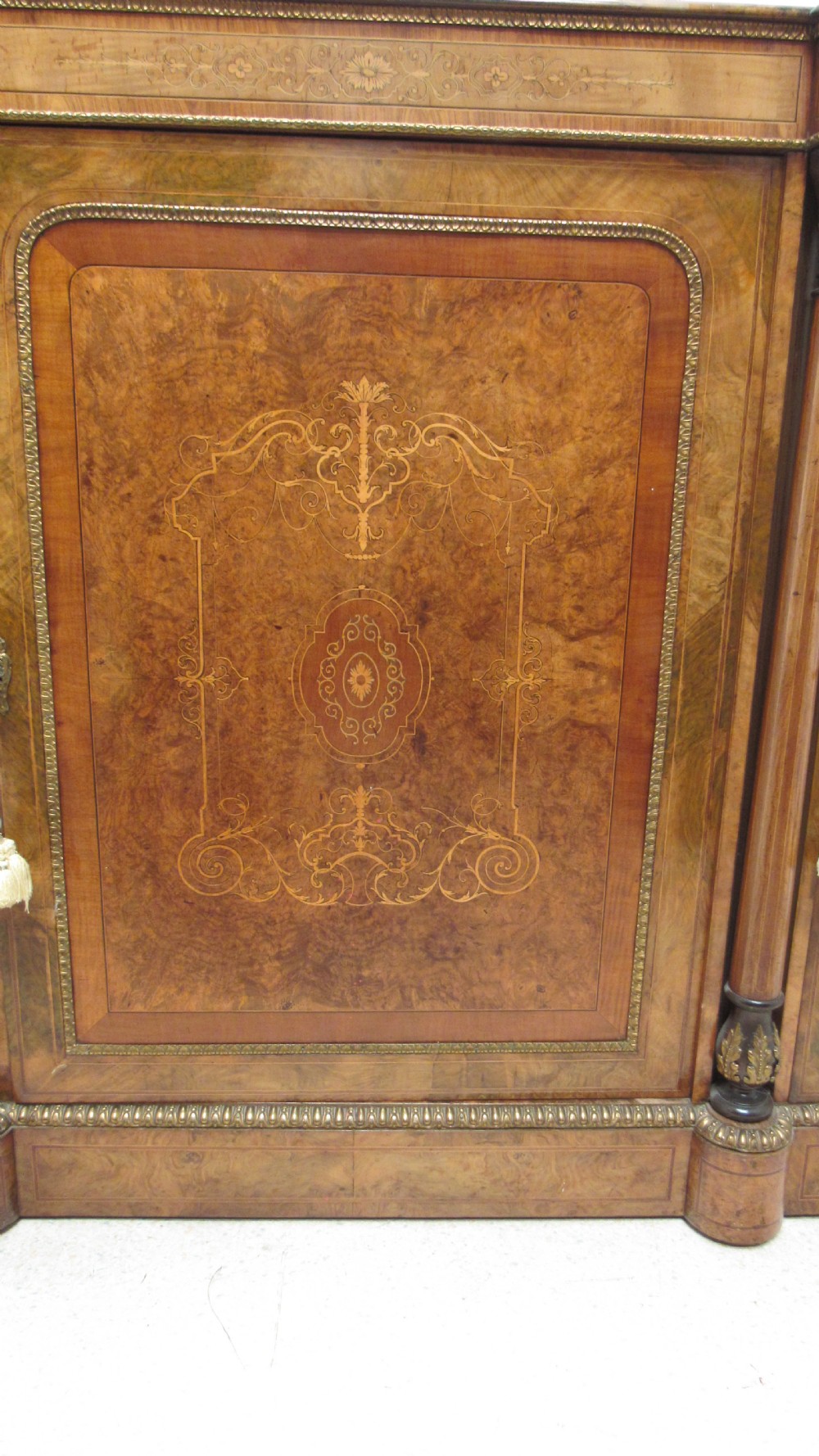 Wonderful quality walnut credenza View XI