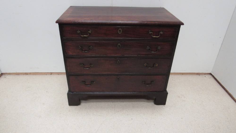 Small mahogany Georgian chest 