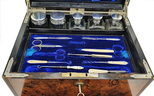 A VERY FINE 19TH CENTURY BRASS BOUND LADIES TRAVELLING VANITY CASE - ADDITIONAL PHOTO 2