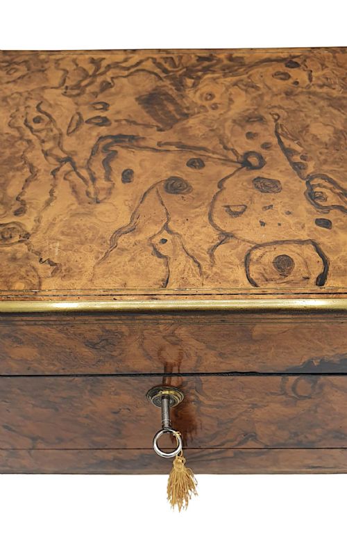 A VERY FINE 19TH CENTURY BRASS BOUND LADIES TRAVELLING VANITY CASE - ADDITIONAL PHOTO 5