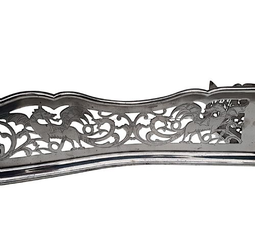 A RARE 19TH CENTURY POLISHED STEEL FENDER WITH FLOWER AND DRAGON DETAIL - ADDITIONAL PHOTO 4