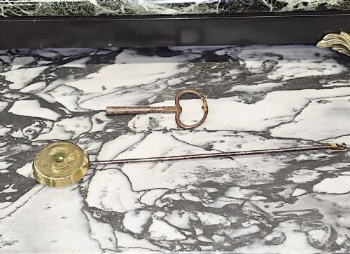 A VERY RARE AND FINE 19TH CENTURY FRENCH MARBLE AND BRONZE GARNITURE CLOCK SET - ADDITIONAL PHOTO 7