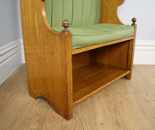 fig 3. Small English 2ft 9” Arts & Crafts Oak Settle (Circa 1900)
