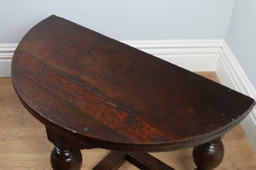 fig 3. Low Countries Early Oak Credence Table (Circa 1650)