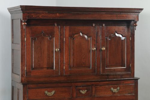 fig 2. Antique Welsh Georgian Oak Cwpwrdd Deuddarn Housekeepers Cupboard (Circa 1750)