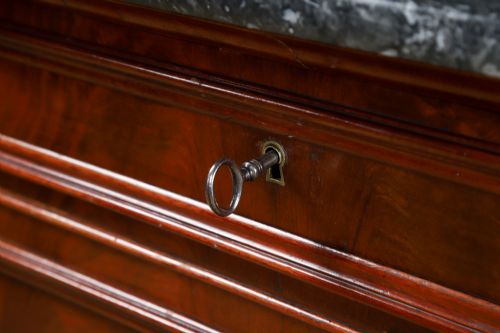 ANTIQUE FRENCH LOUIS PHILIPPE BIEDERMEIER FLAME MAHOGANY MARBLE BEDROOM CHEST OF DRAWERS COMMODE CIRCA 1850 - ADDITIONAL PHOTO 13