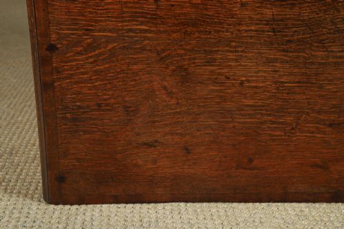 SMALL ANTIQUE ENGLISH GEORGIAN OAK MAHOGANY CROSSBANDED BACHELORS CHEST OF DRAWERS CIRCA 1780 - ADDITIONAL PHOTO 4