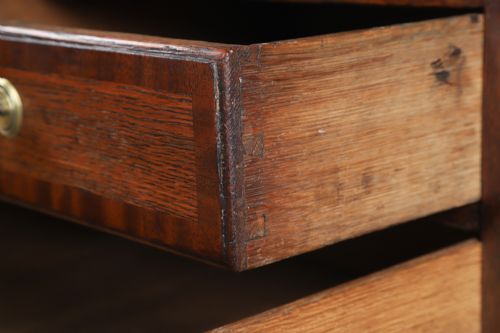 SMALL ANTIQUE ENGLISH GEORGIAN OAK MAHOGANY CROSSBANDED BACHELORS CHEST OF DRAWERS CIRCA 1780 - ADDITIONAL PHOTO 16