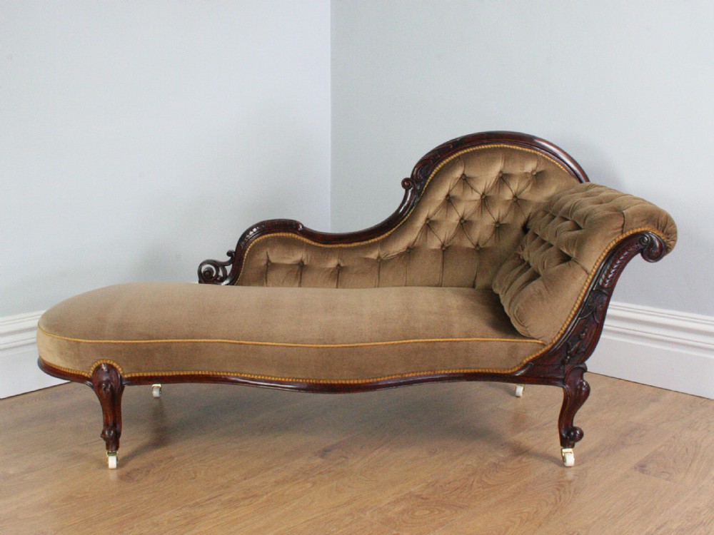Victorian Walnut Button Upholstered Chaise Longue (Circa 1880)