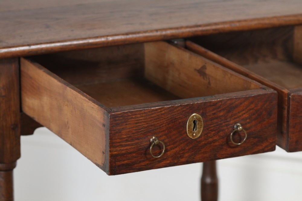 Georgian 18th Century English Country Oak Side / Hall Table (circa 1720)