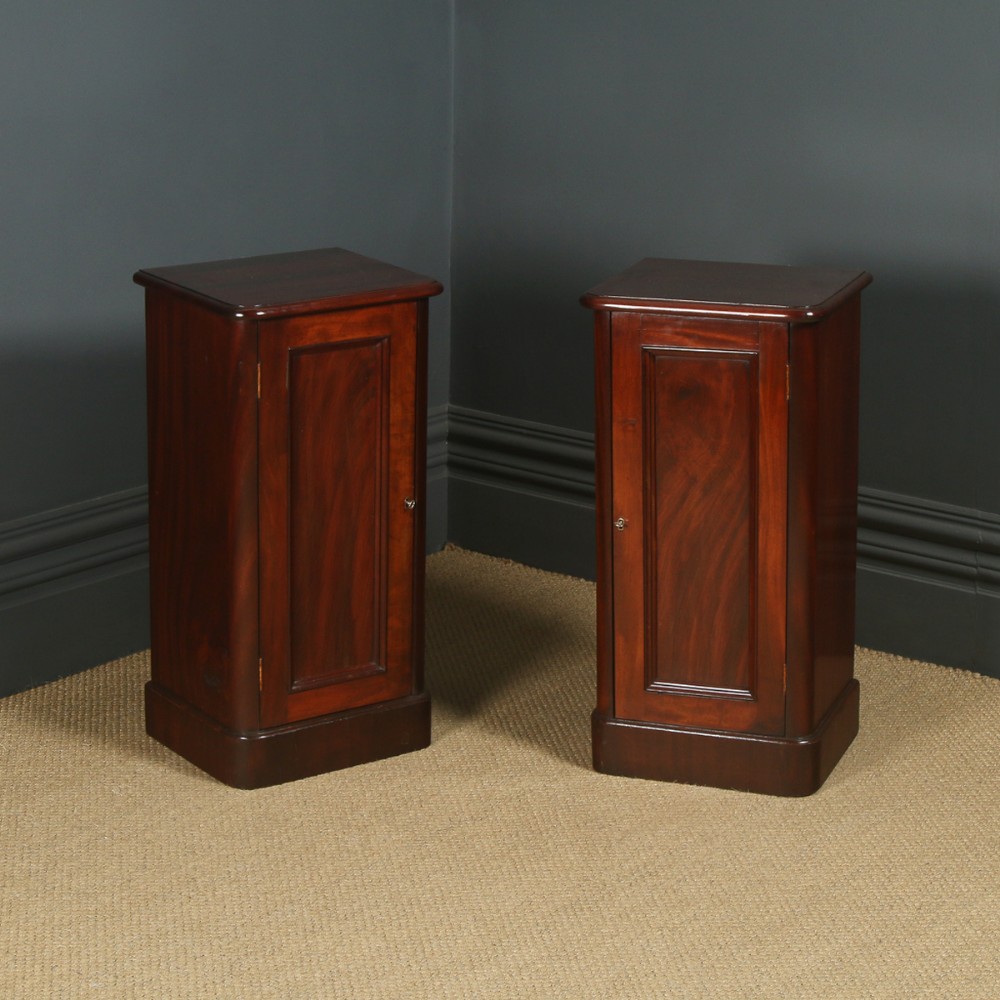 Antique English Victorian Pair of Flame Mahogany Bedside Tables  (Circa 1870)